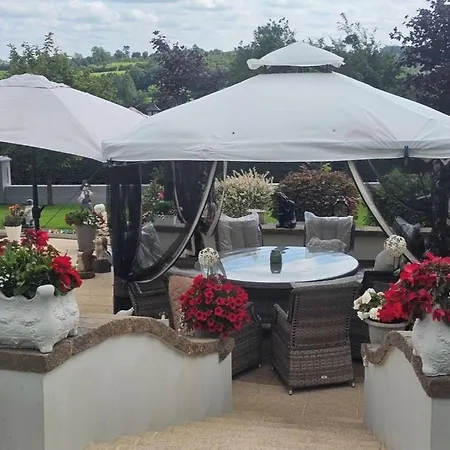 בית הארחה Dernvale House - Single -sleeps 4