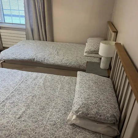 בית הארחה Dernvale House - Single -sleeps 4 *